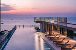 ein Gebäude mit einer Reihe von Stühlen im Wasser in der Unterkunft The Base Central in Pattaya