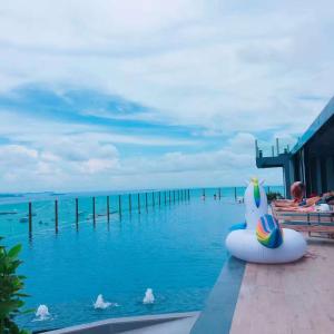 einen Pool mit einem aufblasbaren Pool in der Unterkunft The Base Central in Pattaya