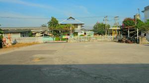 an empty parking lot in front of a house at Charinsup Hotel in Ban Khlong Thai Muang