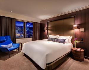 Postel nebo postele na pokoji v ubytování The Star Grand Hotel and Residences Sydney