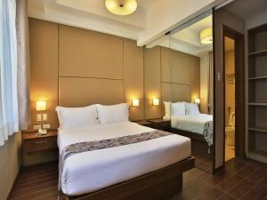 Postel nebo postele na pokoji v ubytování Valero Grand Suites by Swiss-Belhotel + 37 fotografií