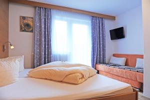 Posteľ alebo postele v izbe v ubytovaní Pension Olympia