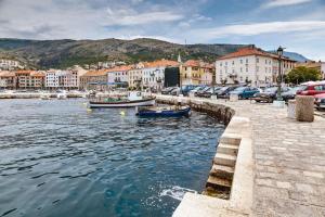 un grupo de barcos en un cuerpo de agua en Apartment Petra, en Senj
