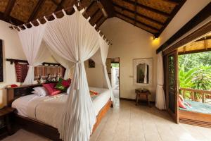Un pat sau paturi într-o cameră la Blue Moon Villas Resort