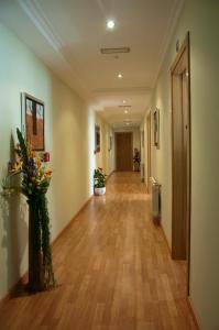 an empty hallway with flowers in a building at Hostal Restaurante La Cepa in Cariño