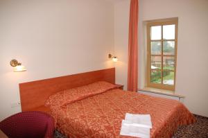 En eller flere senge i et værelse på Hotel-Restaurant Smilga