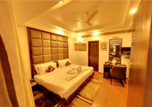 Een bed of bedden in een kamer bij Hotel Royale Ambience