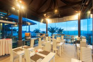 Samui Resotel Beach Resort 레스토랑 또는 맛집