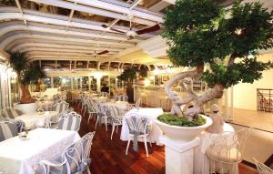 Reštaurácia alebo iné gastronomické zariadenie v ubytovaní Hotel Italia Palace