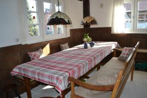 uma sala de jantar com mesa, cadeiras e janelas em Ferienidyll Cleebourg em Cleebourg