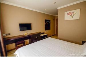 Łóżko lub łóżka w pokoju w obiekcie Jinjiang Inn Xi'ning Municipal Government
