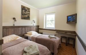 Zimmer mit 2 Betten und einem Fenster in der Unterkunft Sodyba Ignė in Druskininkai