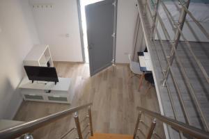 カマリにあるSelena Villaのデスクとテーブルが備わる階段付きの客室です。