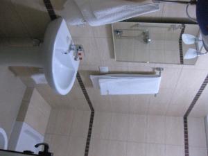 ein Badezimmer mit Waschbecken und Badewanne in der Unterkunft Hotel Marub in Rubik + 37 Fotos