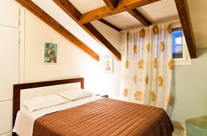 Tempat tidur dalam kamar di Elea Hotel Apartments and Villas