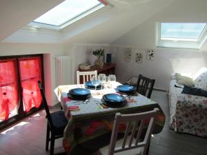 een eetkamer met een tafel met gerechten erop bij LUCY'S HOUSE in Bellano