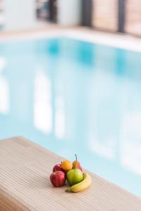 una pila de fruta sentada sobre una mesa en Park-Hotel Hübner, en Warnemünde