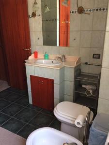 bagno con servizi igienici e lavandino di Casa Dei Puzzle a Matera