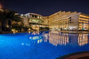 Bazén v ubytování Grand Hotel Excelsior nebo v jeho okolí