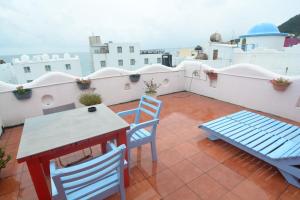 d'une terrasse avec une table et des chaises sur un balcon. dans l'établissement Galilee, à Eluan