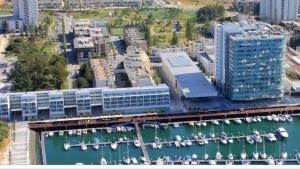特羅亞的住宿－Troia Resort Apt Marina，享有城市的空中景致,设有码头和建筑
