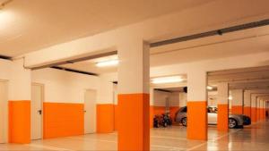 ein leeres Parkhaus mit orangefarbenen und weißen Säulen in der Unterkunft Troia Resort Apt Marina in Troia