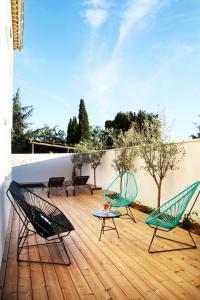 2 sillas y una mesa en una terraza en Les Loges En Provence "Le 1911", en Bédoin