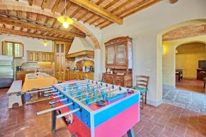 Habitación con mesa y futbolín en Casa Scopeti by PosarelliVillas, en Impruneta