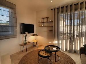 Μια τηλεόραση ή/και κέντρο ψυχαγωγίας στο Les Loges En Provence "Le 1911"
