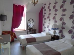 ein Hotelzimmer mit 2 Betten und einem Fenster in der Unterkunft Maison des Isles in Saint-Hilaire-du-Harcouët