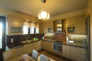 Kuchyňa alebo kuchynka v ubytovaní Luxury Maisonette Afro