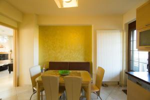 Kuchyňa alebo kuchynka v ubytovaní Luxury Maisonette Afro