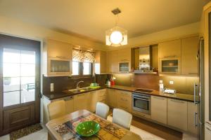 Kuchyňa alebo kuchynka v ubytovaní Luxury Maisonette Afro