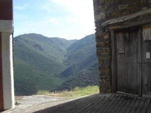 una puerta a un edificio con vistas a las montañas en Carriles Romanos, en Odollo