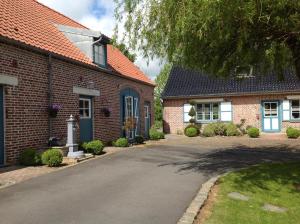 a brick house with a driveway in front of it at Côte d'Opale - La Ferme des Saules in Millam