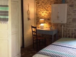 1 dormitorio con 1 cama y escritorio con lámpara en Domaine Charente Glamping Familyroom Le Jardin with external toilet & shower house & outdoor kitchen, en Mazières