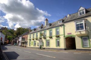 una fila de casas en una calle en una ciudad en Dunster Castle Hotel, en Dunster