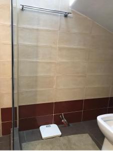 A bathroom at Mirtos Apartments