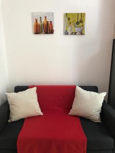 A seating area at Mirtos Apartments