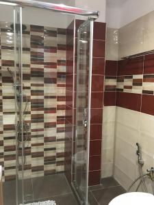 A bathroom at Mirtos Apartments