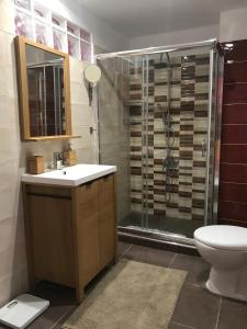 A bathroom at Mirtos Apartments