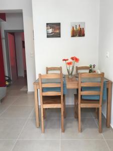 A seating area at Mirtos Apartments