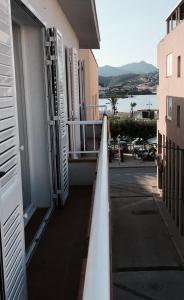 - Balcón de un edificio con vistas a la calle en Apartament Carme, en Llançà