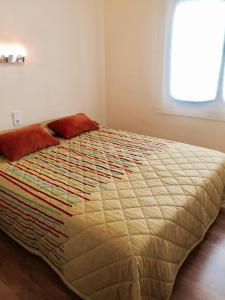 Una cama grande en un dormitorio con ventana. en Apartament Carme, en Llançà