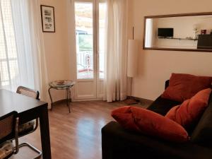 a living room with a couch and a table at Apartament Carme in Llança