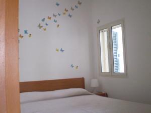 a bedroom with a bed with butterflies on the wall at La Marina Bay in Vieste