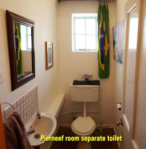 La salle de bains est pourvue de toilettes, d'un lavabo et d'une baignoire. dans l'établissement Purple House B&B Smithfield, à Smithfield