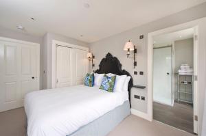A bed or beds in a room at Destiny Scotland - Rutland Residence 