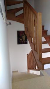 uma escada numa casa com uma foto na parede em Aegean View Villa em Loutraki