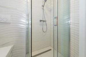 eine Dusche mit Glastür im Bad in der Unterkunft Apartments & Rooms Shark in Zaboric